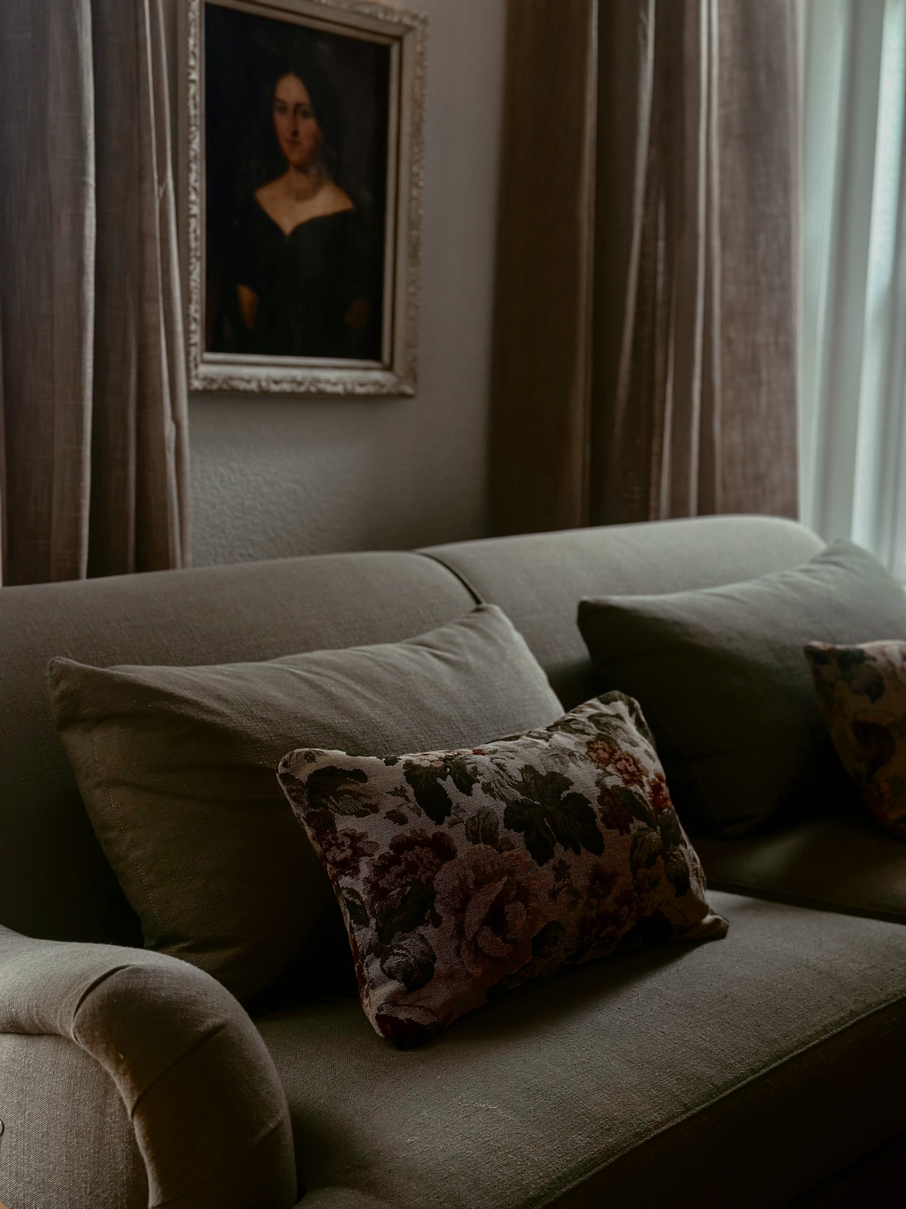 Amelie/Lumbar - ARCHDEKOR® LLC