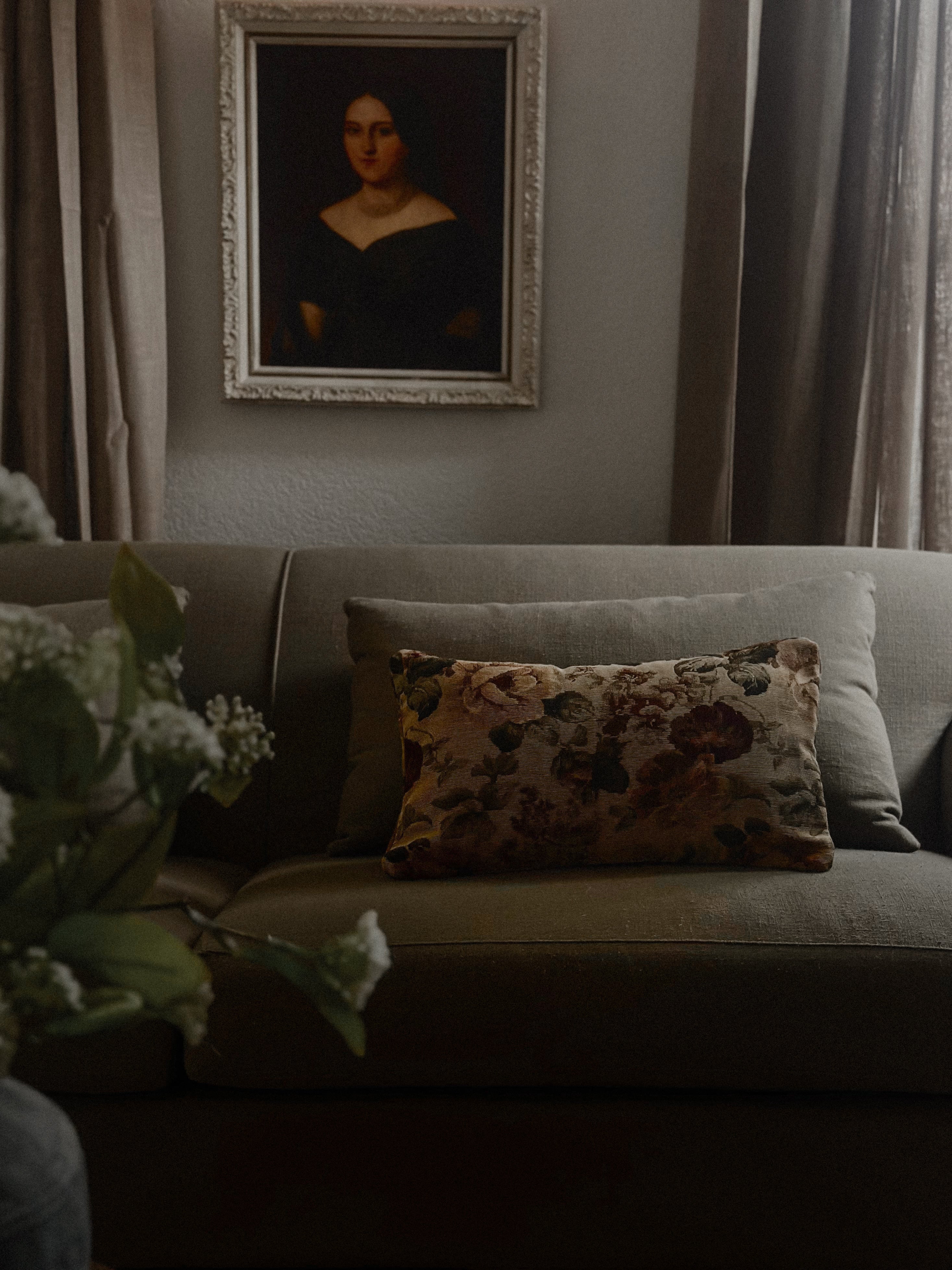 Amelie/Lumbar - ARCHDEKOR® LLC